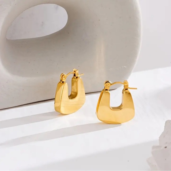 Madewell Jewelry - NWT geometric gold chunky hoops ✨